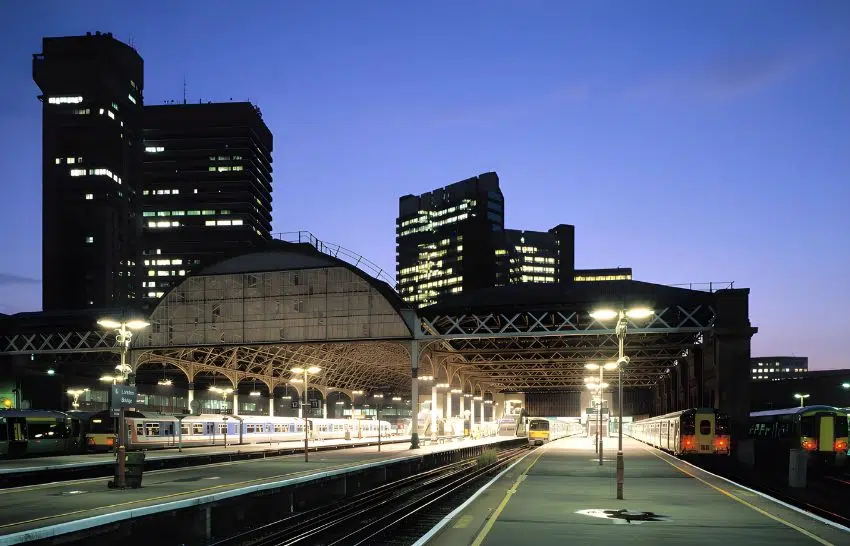 Eclairage de quais de gare avec projecteurs Sill